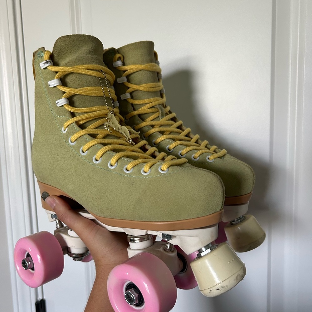 Golden Horse Green Roller Skates